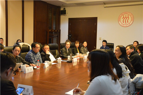 座谈会.jpg